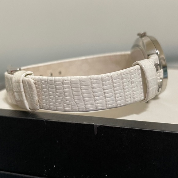 Gucci White Textured Ladies Leather Watch - Picture 4 of 15